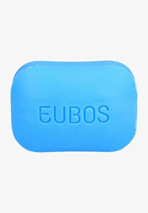 Blauer Seifenblock mit einer glatten Textur, abgerundeten Kanten und dem eingeprägten "EUBOS"-Logo auf der Oberfläche. Einfarbig ohne Muster oder Akzente.