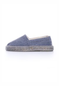 Espadrille de textil azul con punta redondeada, costuras beige y suela de yute trenzado. Presenta un corte bajo y un diseño minimalista.