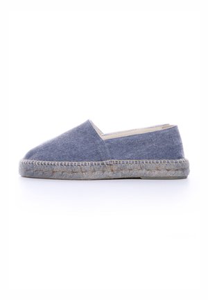 Espadrille de textil azul con punta redondeada, costuras beige y suela de yute trenzado. Presenta un corte bajo y un diseño minimalista.