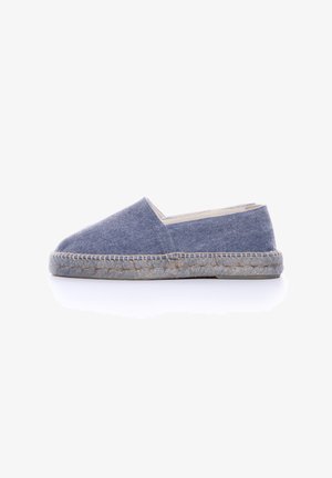 Espadrille en textile bleu avec un bout arrondi, des coutures beiges et une semelle en jute tressé. Présente une coupe basse et un design minimaliste.