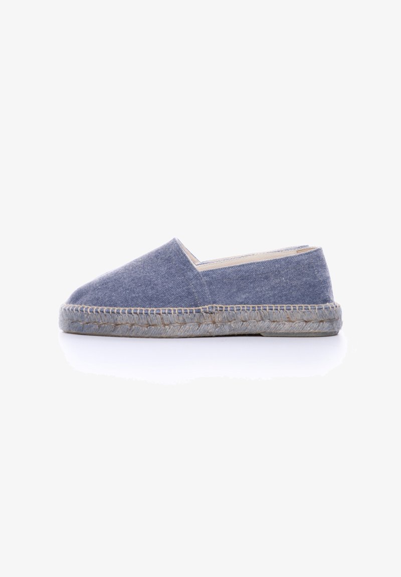 Espadrillas in tessuto blu con punta tonda, cuciture beige e suola in juta intrecciata. Presentano un taglio basso e un design minimalista.