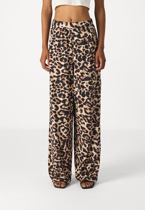 Bredde ben-bukser med leopardmønster i beige med sorte og brune nuancer, der har en elastisk talje og et glat, let stof.