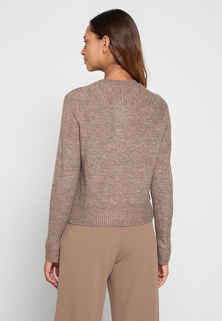 Pull en laine marron tricoté avec un ourlet côtelé, un col rond et une finition texturée. Présente un motif subtil et une silhouette ajustée.