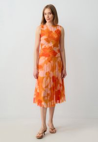 Faltendes Midikleid im orange-pinken Blumenmuster, mit tailliertem Oberteil und rundem Ausschnitt, aus leichtem Stoff gefertigt.