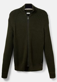 Mörkgrön ribbad stickad zip-up sweater med hög krage, åtsittande ärmar och enfärgade accentfärger. Har en logotypdetalj vid fållen.