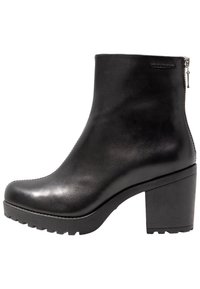 Stivale alla caviglia in pelle nera, punta rotonda, zip laterale, suola piattaformata testurizzata, tacco a blocco, superficie liscia, design minimalista, senza motivi visibili.