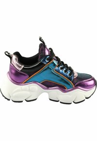 Tömeges sneaker fekete szövet felsőrésszel, lila és kék fényes részletekkel, narancssárga kiemelésekkel és texturált fehér talppal.