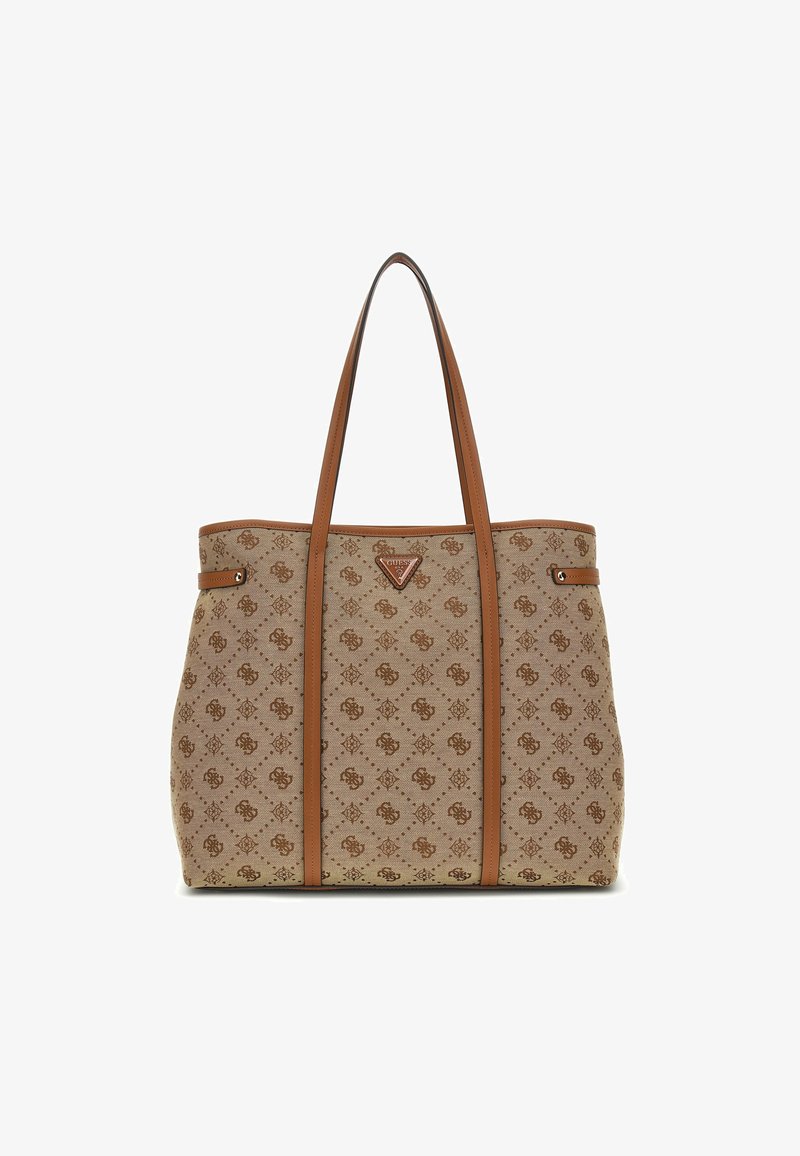 Sac tote en tissu beige avec un motif texturé et des accents en cuir marron. Dispose de deux longues poignées et d'une plaque logo à l'avant.