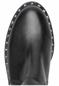 Zwarte leren enkelboot met een ronde neus en decoratieve zilveren studs langs de rand. Het oppervlak heeft een gladde textuur.