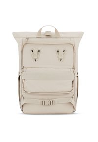 Beige színű, roll-top hátizsák sima, texturált anyagból, elülső cipzáras zsebbel, állítható pántokkal és két rögzítőcsattal. Egyszerű dizájn, funkcionális.