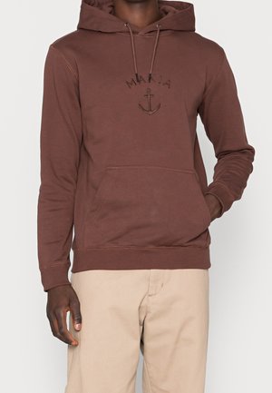 Sudadera con capucha de algodón marrón con un bolsillo frontal, puños acanalados y un logo de ancla bordado encima de la palabra "MAKIA."