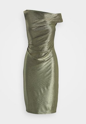 Abito verde metallico off-the-shoulder con silhouette aderente, dettaglio arricciato sul lato e finitura liscia e testurizzata.