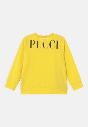 Maglione giallo a maniche lunghe con la scritta nera "PUCCI" sulla parte superiore del petto, polsini, scollo e orlo a coste.