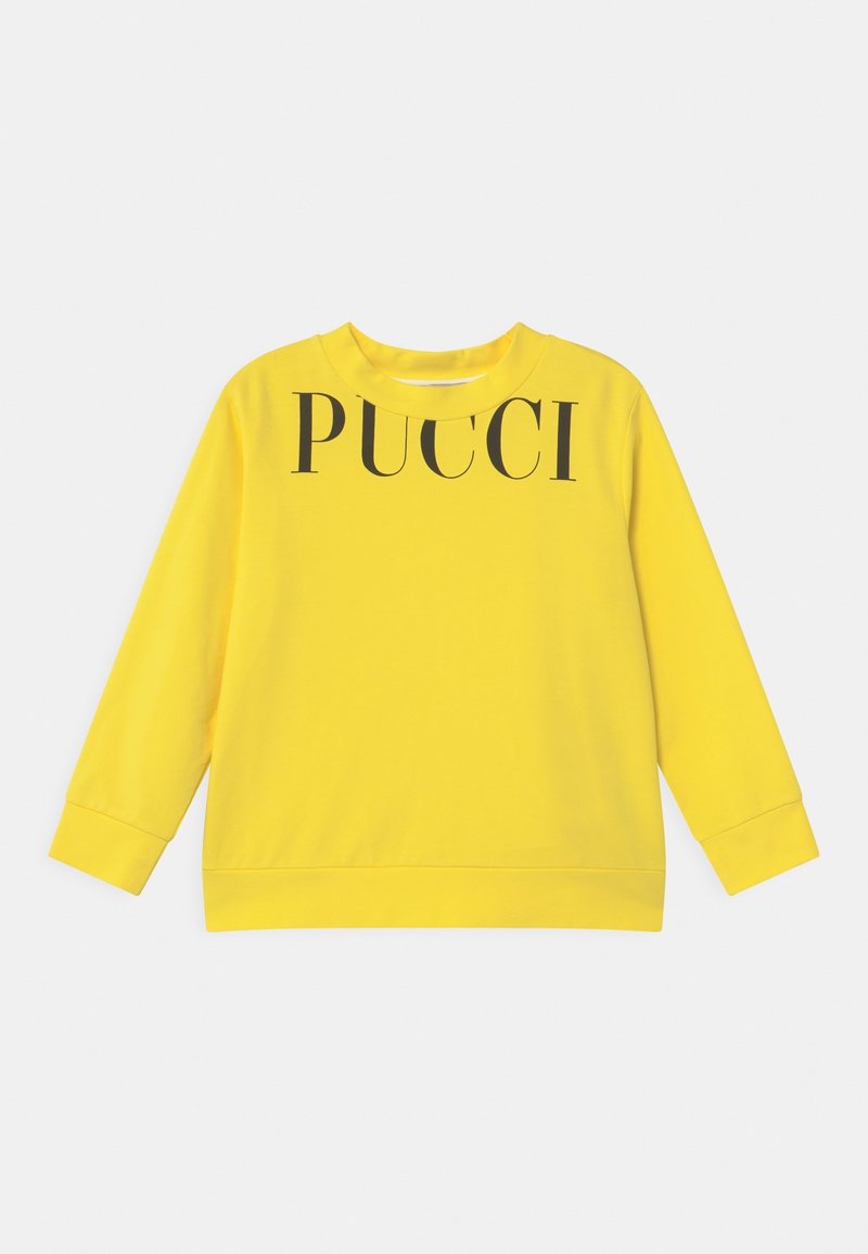 Pull-over jaune à manches longues avec le texte noir "PUCCI" sur la poitrine haute, poignets, col et ourlet côtelés.