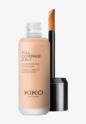 Avoin Kiko Milano Full Coverage 2-in-1 meikkivoide ja peitevoide -pullo sekä aplikaattorivarsi, jossa näkyy beigenvärinen neste.