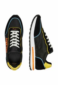 Sneaker nere con materiali in rete e suede, caratterizzate da lacci bianchi, accenti blu e gialli, e un dettaglio arancione sulla suola.