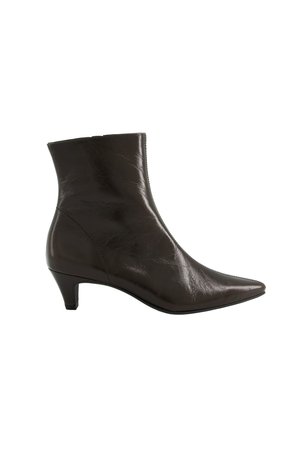 Bottine noire brillante à la cheville avec petit talon kitten et bout pointu, texture cuir lisse, fermeture éclair latérale.