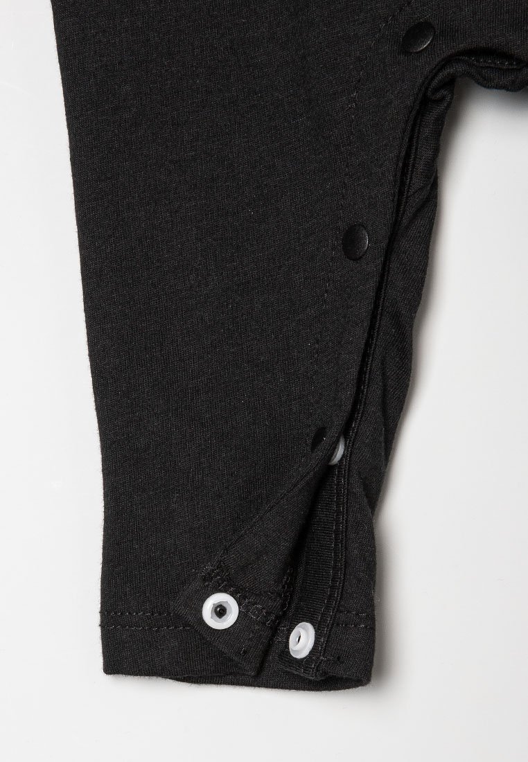 Body en coton noir avec des manchons et des pressions; présente une texture lisse et un design ajusté. Comprend deux boutons-pression en plastique blanc pour la fermeture.