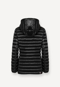 Giacca a vento nera con cappuccio, design trapuntato, finitura lucida e texture a coste, con un piccolo logo sul lato inferiore destro.