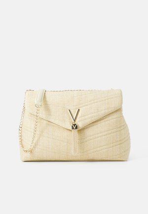 Pochette beige tissée avec logo métallique doré en forme de V et bandoulière chaîne, avec un détail pompon sur le rabat avant.