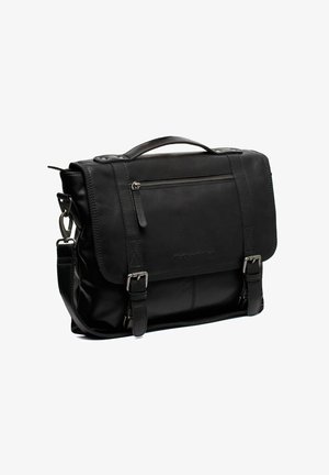 Zwarte leren messengerbag met een voorzak met rits, metalen hardwareaccenten, een verstelbare schouderband en twee voorkoppelingen. Soepele textuur.