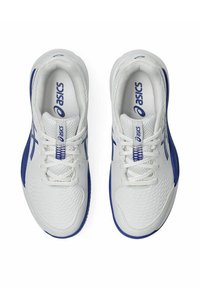 Baskets de sport blanches avec des accents bleus, dotées d'une tige en maille, d'un design texturé et d'un logo contrastant. Lacets et col rembourré inclus.