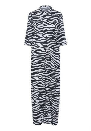 Zebra-print jurk in zwart-wit met een knoopsluiting aan de voorkant, kragen en driekwart mouwen. Inclusief een strikceintuur voor aanpasbare pasvorm.