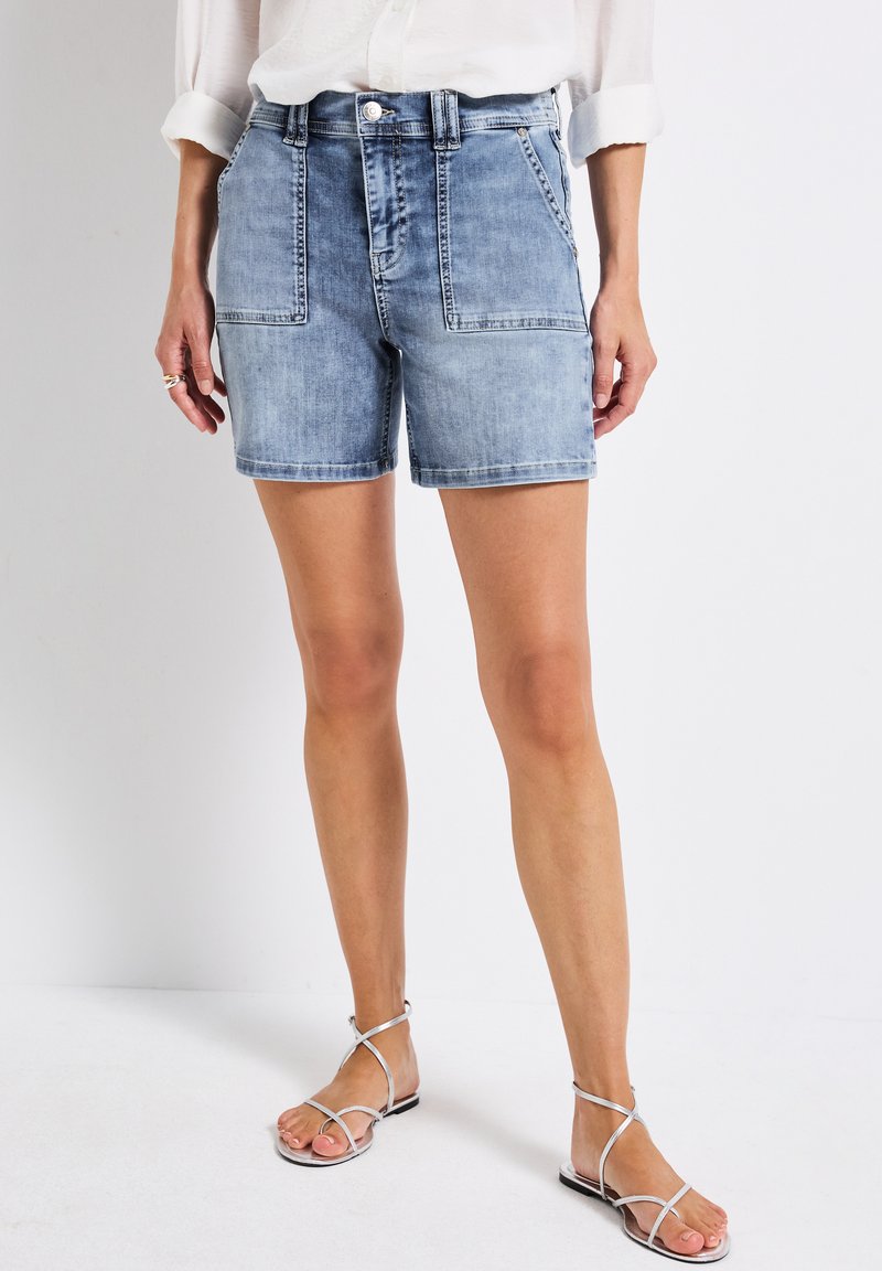 Hellblaue Denim-Shorts mit hoher Taille, ausgestattet mit zwei vorderen Taschen und einer weichen Textur. Mit gesäumten Kanten und einem klassischen Knopfverschluss.