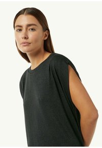 Czarny krótki top z luźnym krojem i delikatnym połyskiem, z okrągłym dekoltem i subtelnym wycięciem przy ramionach.