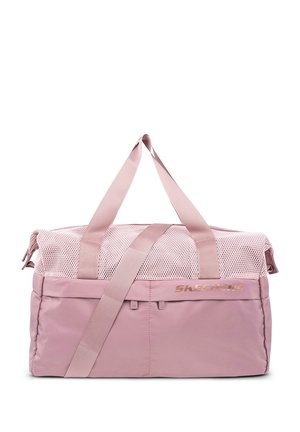 Bolsa de deporte rosa con parte superior de malla, base plana, asas de tejido dual y detalle del logotipo en dorado. Presenta una forma rectangular y una textura suave.