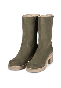 Olivově zelené semišové vysoké boots s texturovaným povrchem, bočním zipem a robustním béžovým podpatkem. Disponují prošitým podešví pro větší detail.