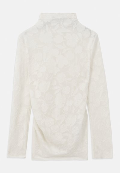 Top a maniche lunghe in crema chiaro con un motivo floreale tessurizzato, caratterizzato da un colletto alto e un tessuto liscio con una leggera drappeggiatura ai lati.