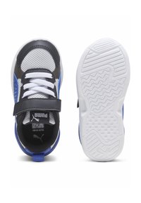 Puma-Kinderschuhe mit einem Obermaterial aus Netz in Grau und Schwarz, blauen Akzenten, weißer Sohle, Schnürverschluss und einem Klettverschluss.