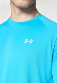 Under Armour TECH REFLECTIVE  - Sportovní tričko - capri/reflective