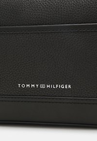 Tommy Hilfiger PREMIUM CAMERA BAG UNISEX - Taška s příčným popruhem - black