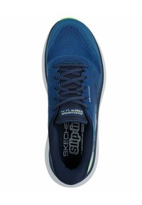 Marinblå sportssko med ett andningsbart mesh-övre, texturerade detaljer, vit sula och neongrön accent på tån, med snörstängning.