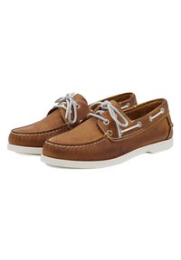 Bruine leren boot schoenen met witte rubberen zolen. Kenmerken zijn onder andere grijze veters, gestikte details en metalen oogjes. Classiek ontwerp.