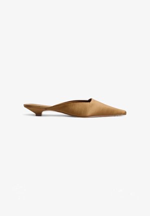 Tan suede mulo batai su smailiu kaiščiu, minimalistiniu dizainu ir mažais, kreivais kulniukais. Atvira nugara ir lygi tekstūra.