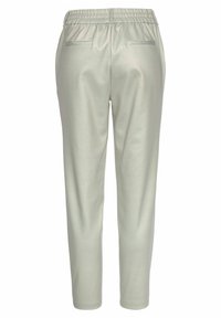 Lichtgrijze joggingbroek met een elastische tailleband, twee achterzakken, een gladde textuur en taps toelopende pijpen. Ideaal voor casual of actieve kleding.