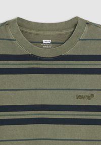 Olivengrønn bomulds T-shirt med marineblå og grønne vandrette striber. Har en ribbet halsudskæring og broderet "Levi's" logo på forsiden.