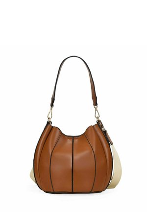 Bolso de mano de cuero marrón con costuras negras, forma redondeada, asa corta y correa de hombro beige desmontable.