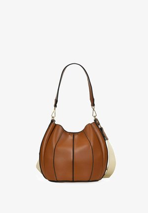 Bolso de mano de cuero marrón con costuras negras, forma redondeada, asa corta y correa de hombro beige desmontable.