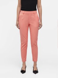 Roze op maat gemaakte broeken met een slim fit, voorzien van zijzakken, een glade textuur en subtiele voorplooien. Gecombineerd met zwarte slingback hakken.