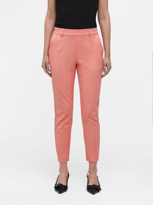 Rosa skräddarsydda byxor med smal passform, med sidofickor, en mjuk textur och diskreta framtill. Matchas med svarta slingbacks.
