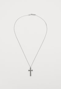 Sidabrinė grandinėlė su tekstūruotu kryžiaus pakabuku ir mažu sagties žymekliu su įrašu "ICON" ant baltos fono.