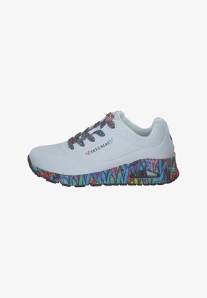 Zapatillas Skechers con una parte superior sintética blanca, una media suela de colores, y cordones multicolores con motivos de corazones.