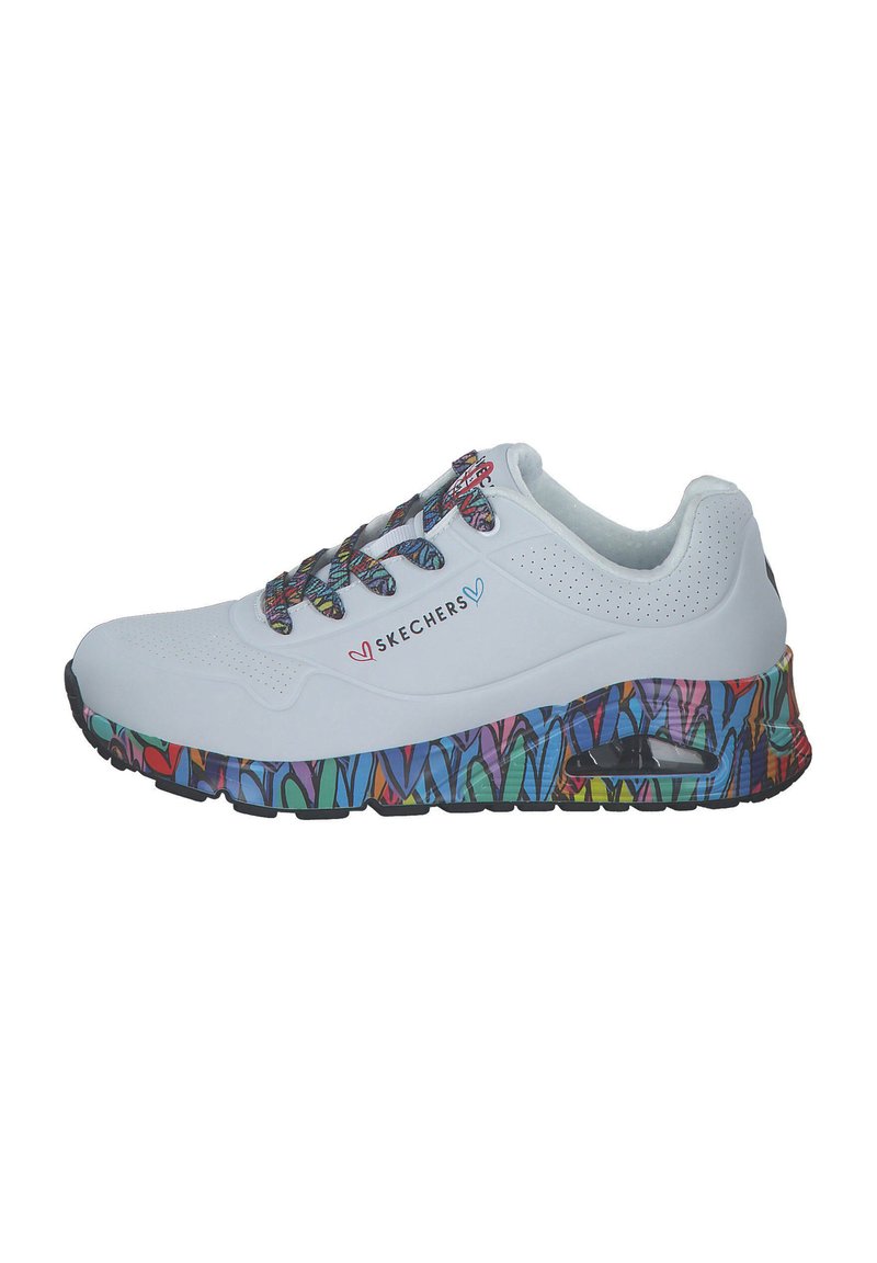 Zapatillas Skechers con una parte superior sintética blanca, una media suela de colores, y cordones multicolores con motivos de corazones.