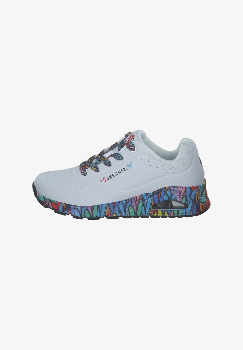 Zapatillas Skechers con una parte superior sintética blanca, una media suela de colores, y cordones multicolores con motivos de corazones.