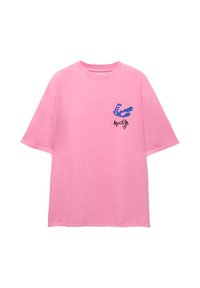 Lyserød bomulds t-shirt med en afslappet pasform. Har et blåt bølgegrafik og sort tekst på venstre bryst. Korte ærmer og rund halsudskæring.