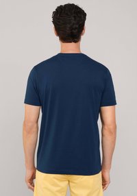 Camiseta de manga corta de color azul marino hecha de tejido suave. Presenta un cuello redondo y una textura lisa, sin patrones ni acentos visibles.